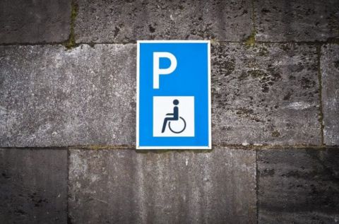 В московских дворах появятся парковки для инвалидов