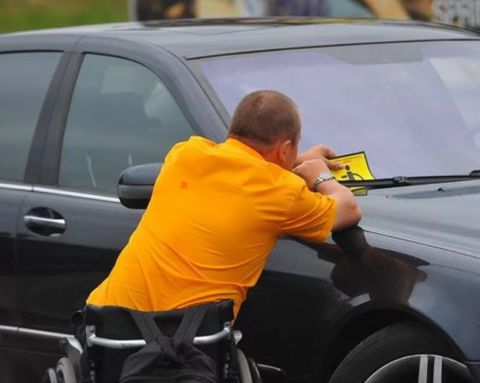 В Госдуму внесли законопроект о запрете эвакуации автомобилей со знаком "Инвалид"