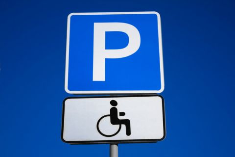 "Московский патруль": парковку для инвалидов занимают дорогие иномарки