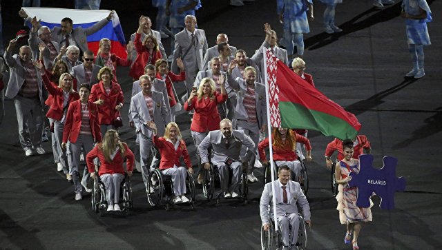 белорусы пронесли флаг России на открытии паралимпиады