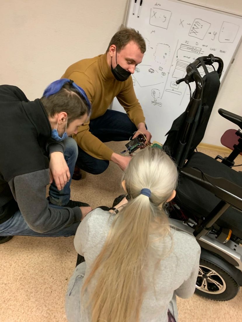Студенты МГГЭУ приняли участие в исследовании многопараметрического интерфейса управления роботизированной инвалидной коляской
