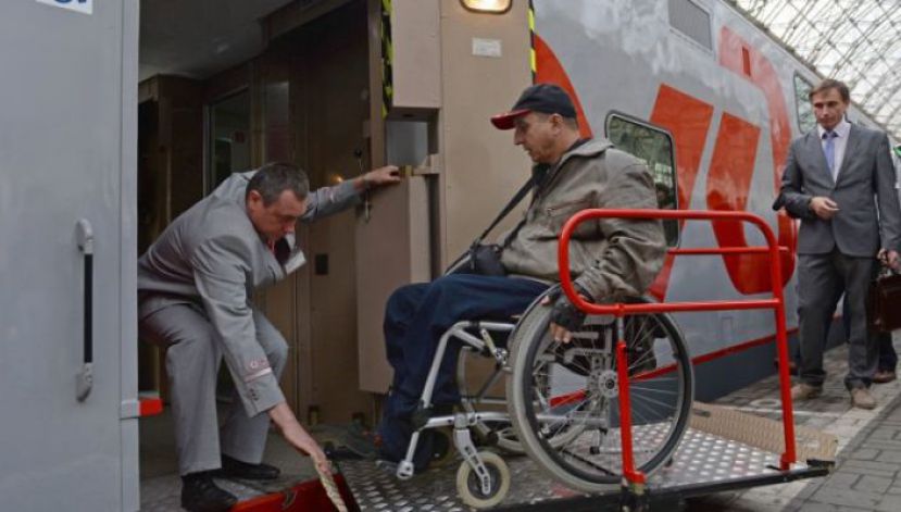 Совфед одобрил закон о помощи инвалидам-колясочникам при посадке в поезда