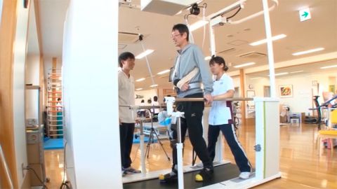 Парализованные люди восстанавливают движение с помощью нового экзоскелета от компании Toyota