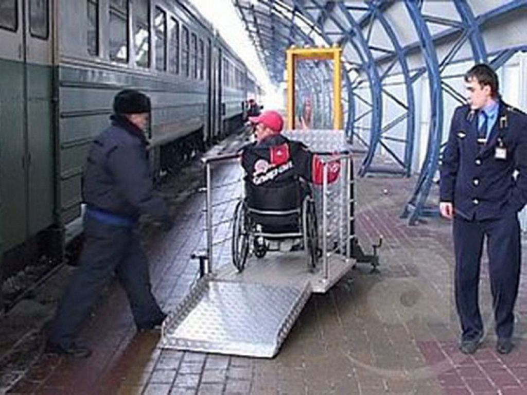 Скидка инвалидам 2 группы на жд. Маломобильные пассажиры РЖД. Поезд для инвалидов. Доступная среда на Железнодорожном транспорте. Инвалиды на ЖД.