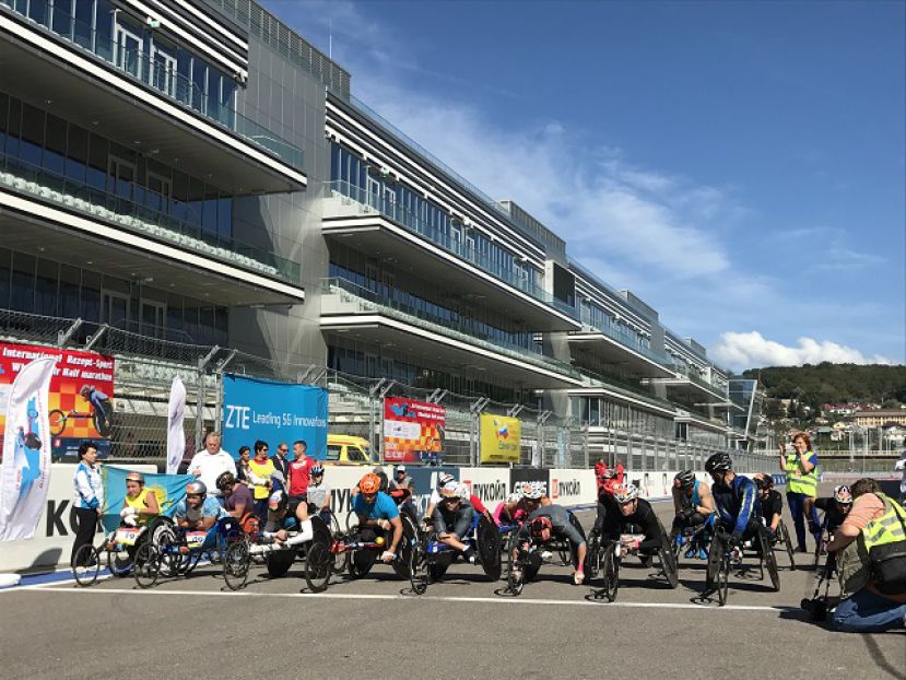Сочинская трасса «Формулы 1» приняла 3-й Международный полумарафон на спортивных колясках Рецепт-Спорт
