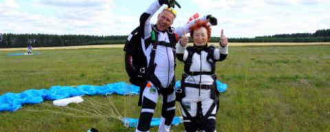 70-летняя пенсионерка из Рязани победила рак и прыгнула с парашютом