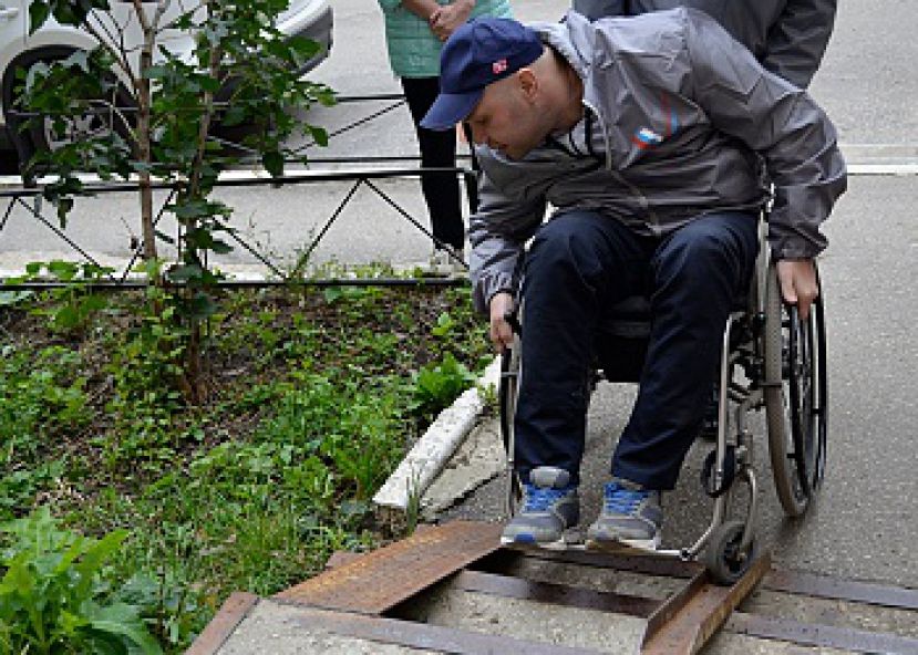 Активисты ОНФ проверили доступность Московского микрорайона для инвалидов