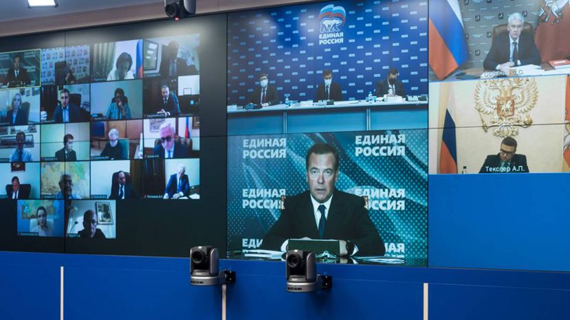 Дмитрий Медведев предложил выдавать лекарства по рецепту за счет государства
