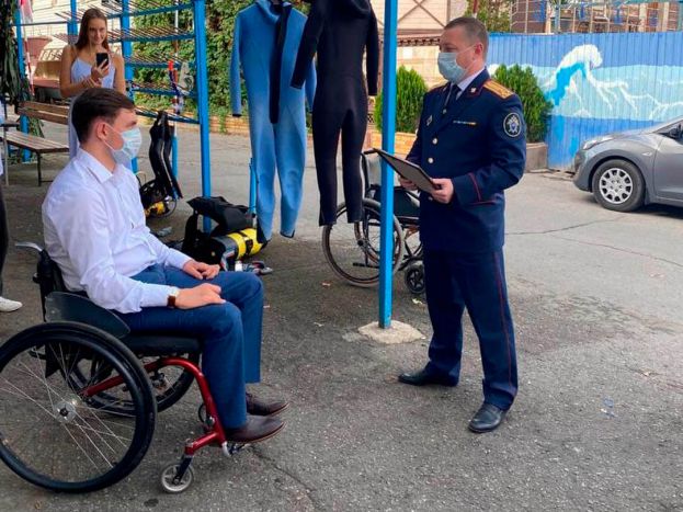 Награда нашла героя – в Анапе инвалида-колясочника поблагодарили за спасение утопающего