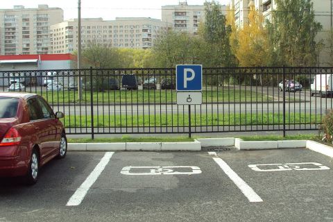 Инвалиды третьей группы в России получат право на бесплатную парковку