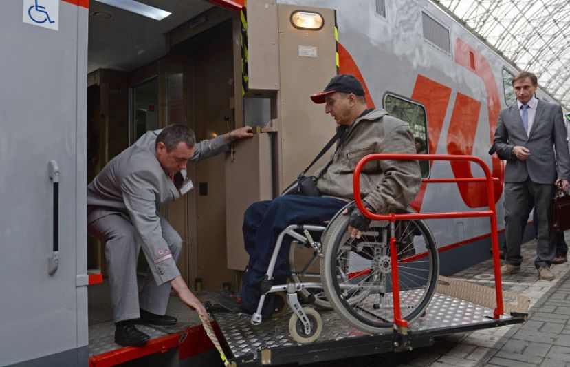 Госдума приняла законопроект о помощи инвалидам-колясочникам при посадке в поезда
