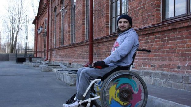 Киношкола «Без границ» представляет трагикомедию «Ананас» о жизни человека в инвалидной коляске