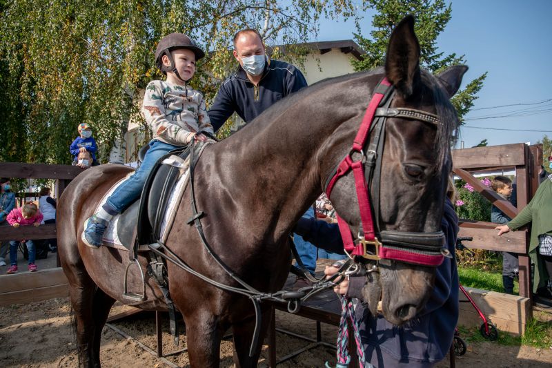 В КСК «Белая дача» состоялся традиционный Фестиваль по конному спорту для детей с ограниченными возможностями «Золотая Осень 2020»