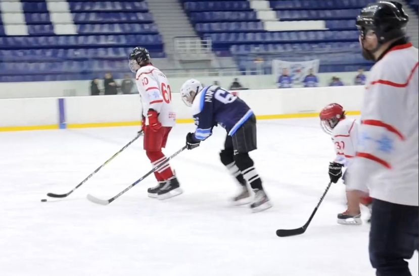 Юные подопечные фонда «Милосердие» открыли хоккейный сезон