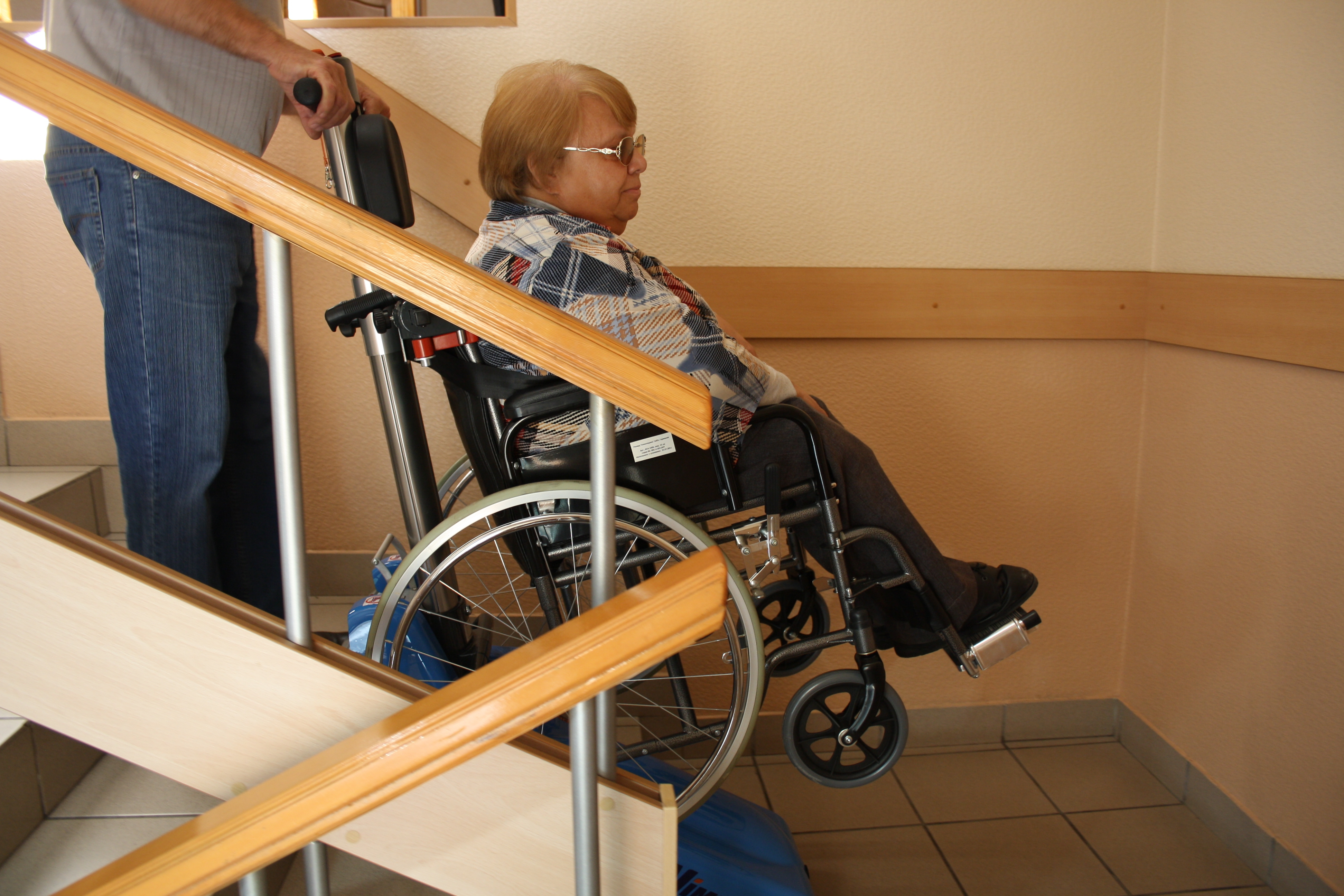 Получат ли инвалиды детства. Кресло лифт для инвалидов. Пандусы для инвалидов колясочников. Оборудование для колясочных инвалидов. Дом для инвалида колясочника.