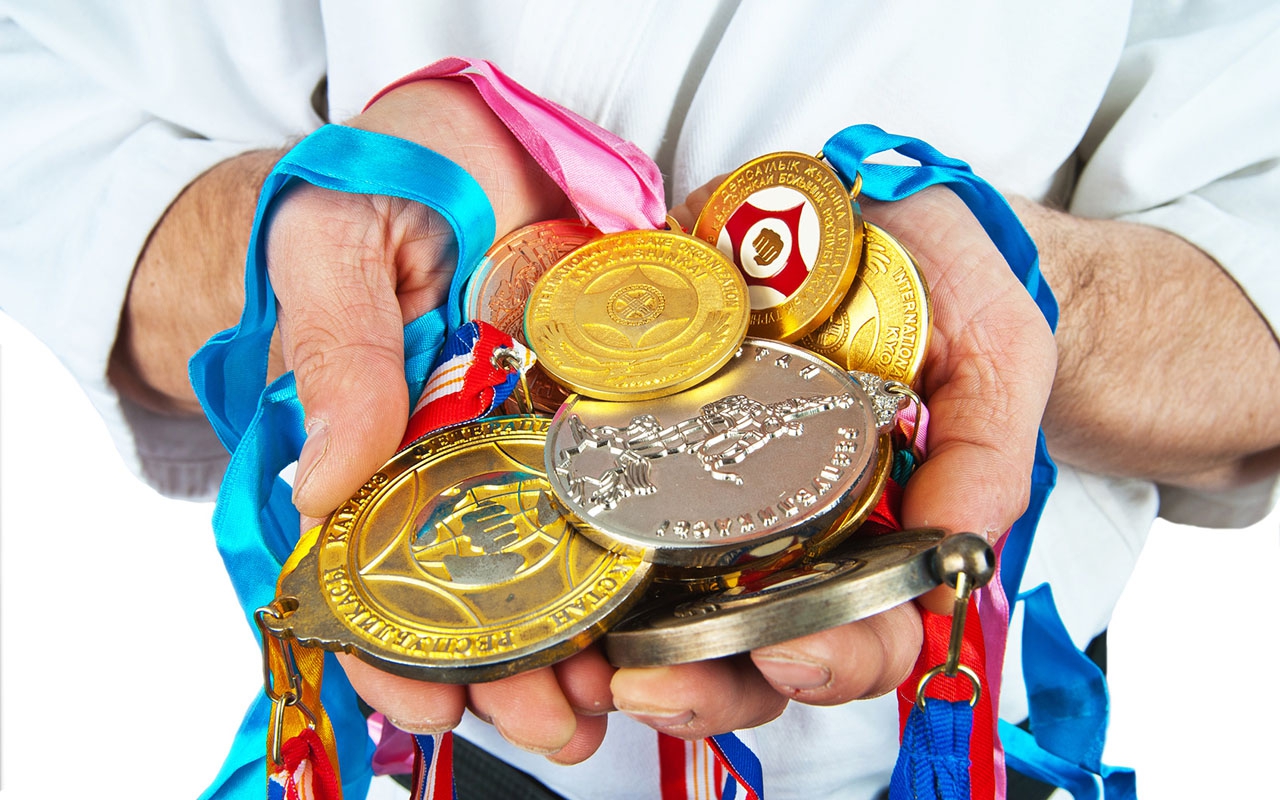 Призы спортсменам. Спортивные награды. Медаль спортивные достижения. Спортсмен с медалью. Награждение спортсменов медалями.
